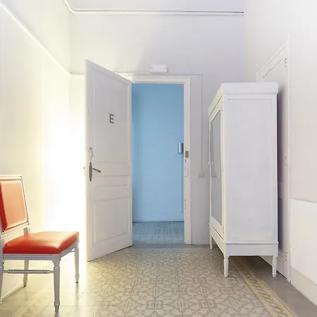 Hostel Des Artistes *